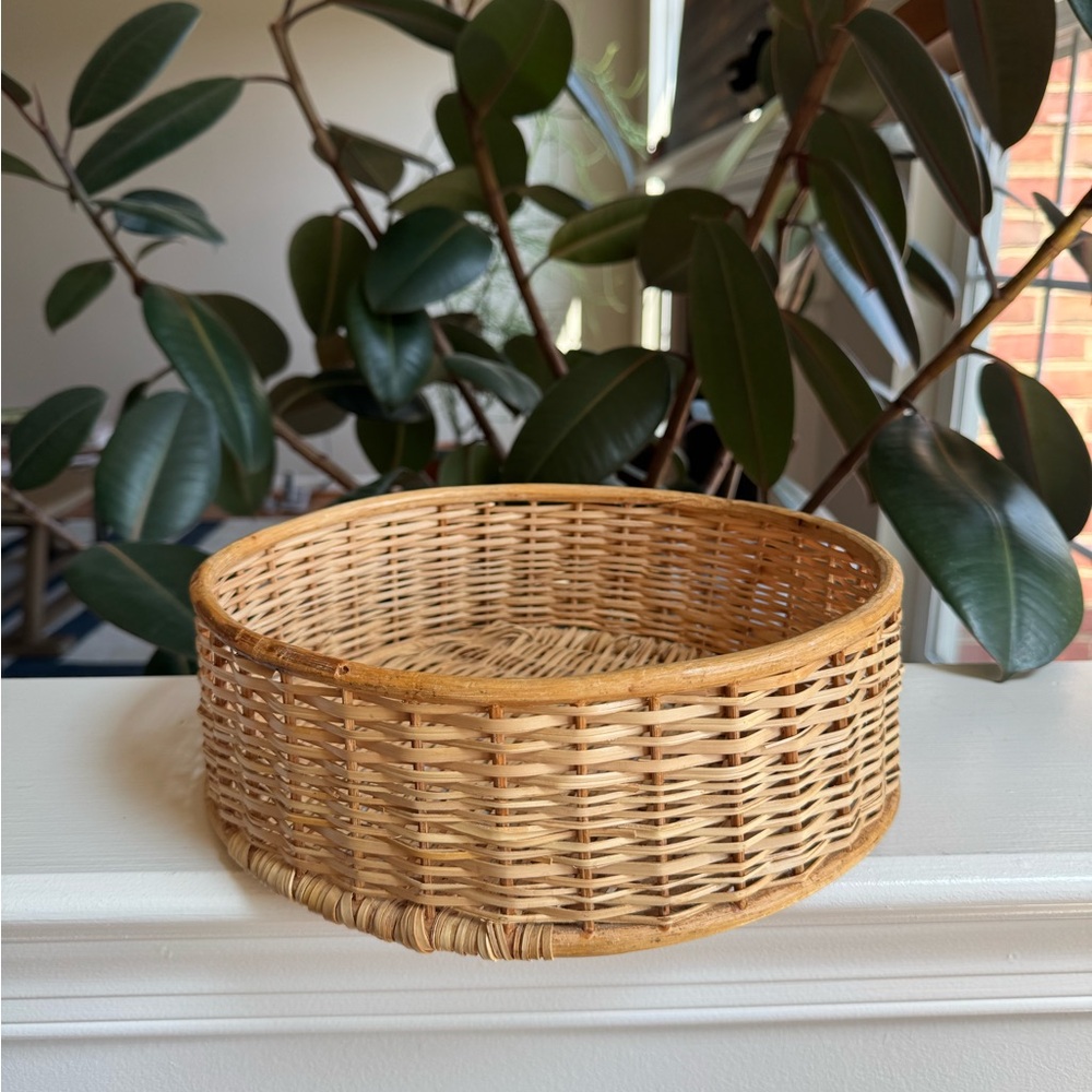 Vintage Woven Round Shallow Basket 10” Diameter x 3.5” High